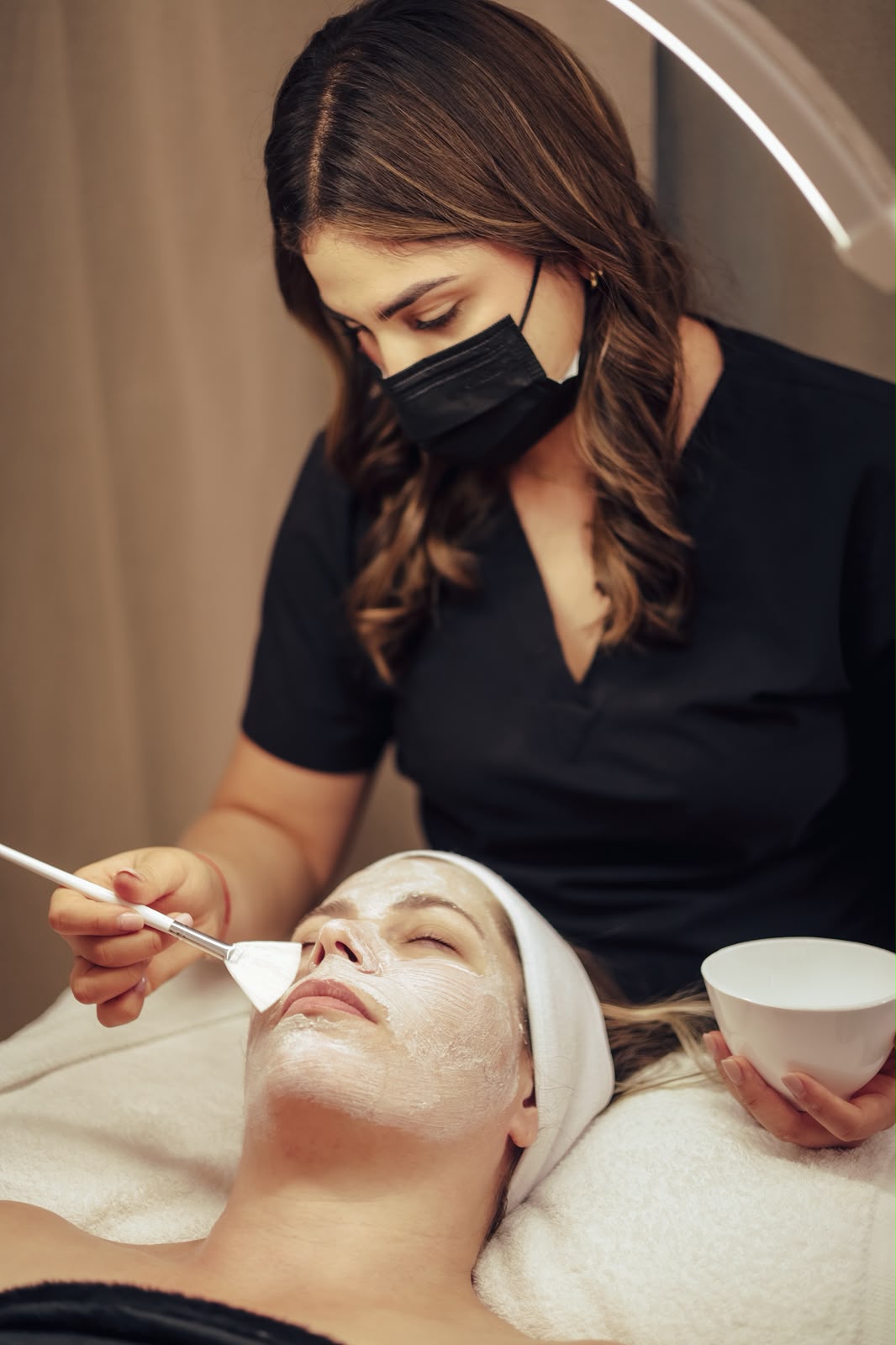 Sofía Aguilar aplicando un tratamiento facial a su clienta