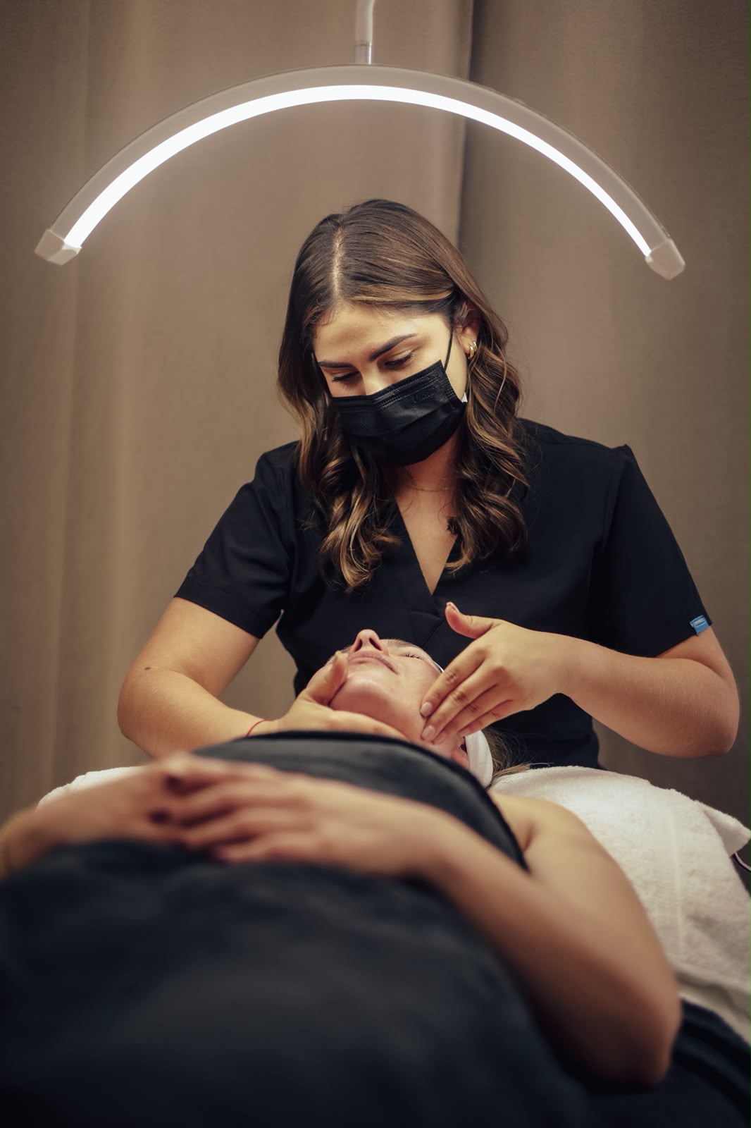 Tratamiento facial profesional en la cabina